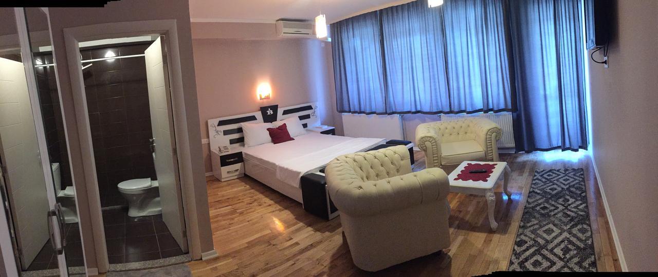 Hotel Bavaria Prishtine Bagian luar foto