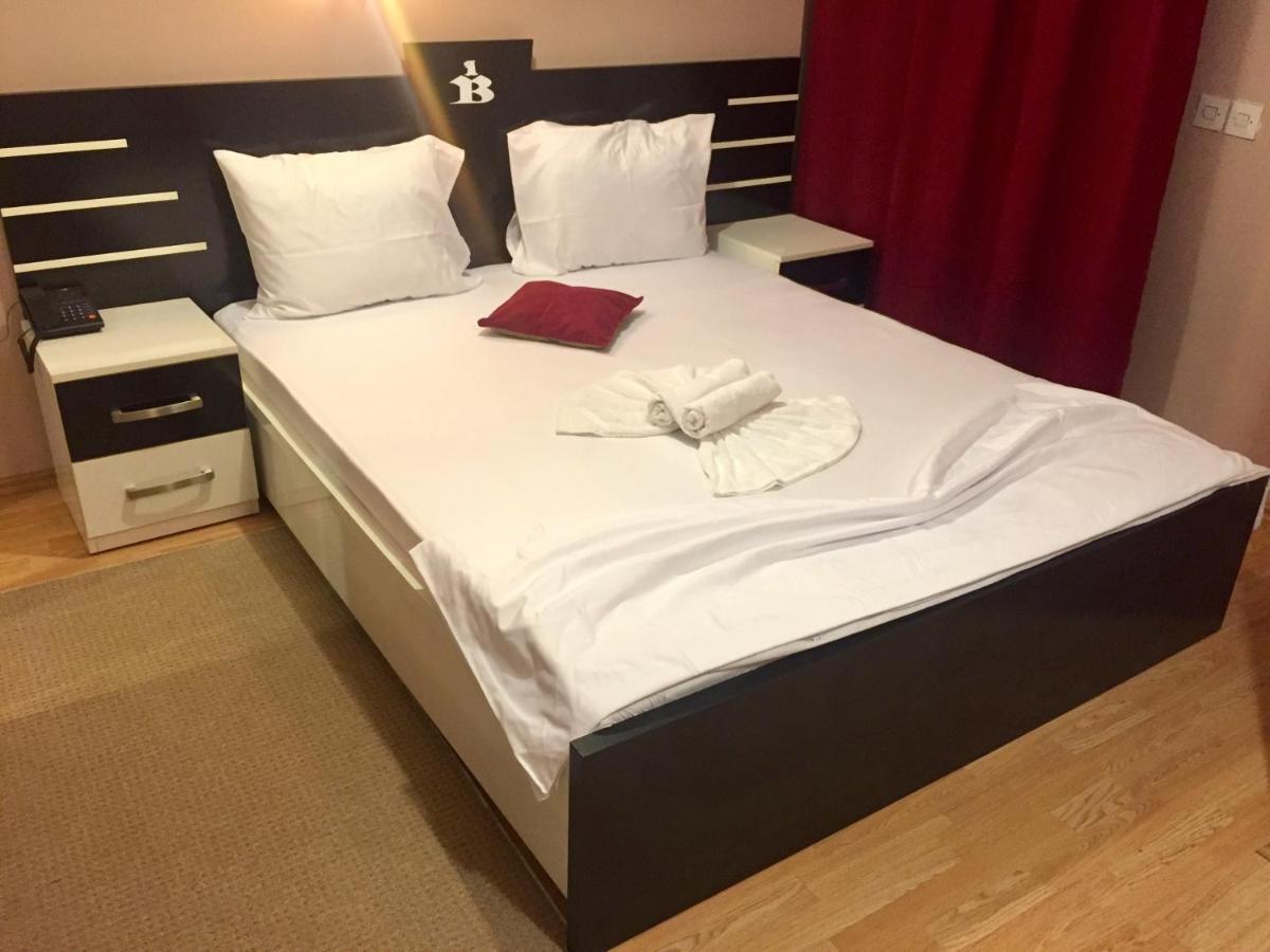 Hotel Bavaria Prishtine Bagian luar foto