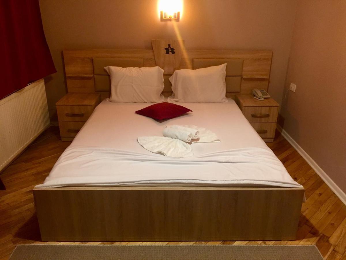 Hotel Bavaria Prishtine Bagian luar foto